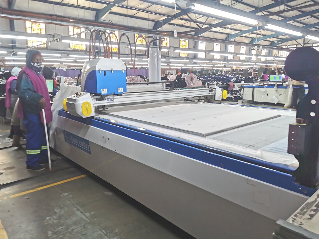Automatic cutting machine on the Hippo Knitting cutting floor